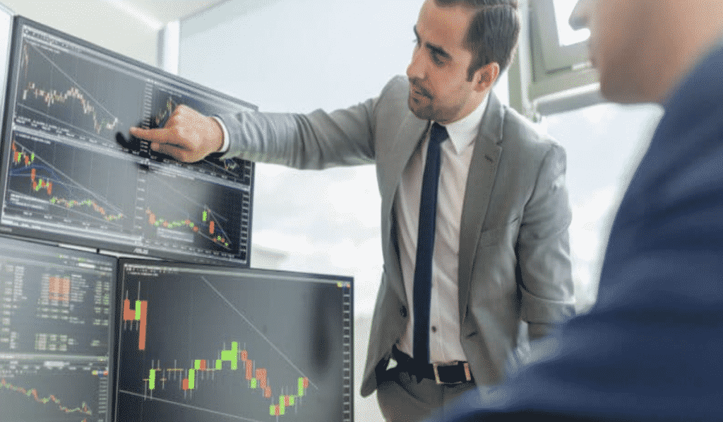 Pros & Cons of Investing in Oil Futures