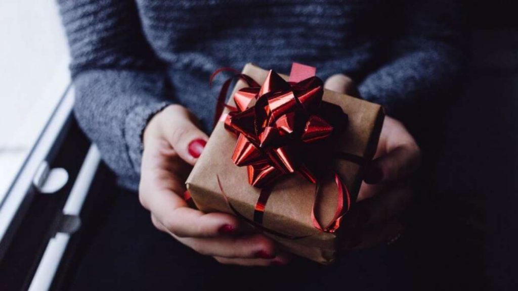 Different ways of Presenting Gifting on a Particular Occasion