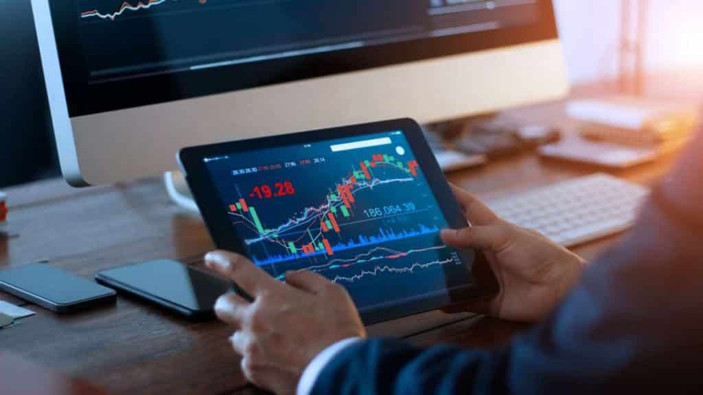 Pros and Cons of White Label Solutions for Forex Brokers