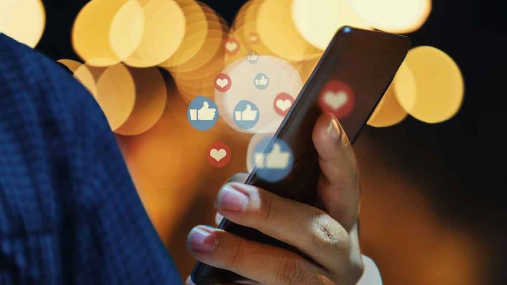 7 Ways Social Media Influences Drug Use in Teenagers