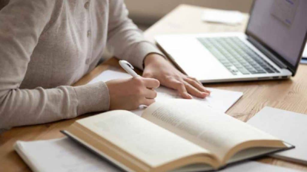 14 Benefits of Affordable and Professional Essay Writing Services in UK