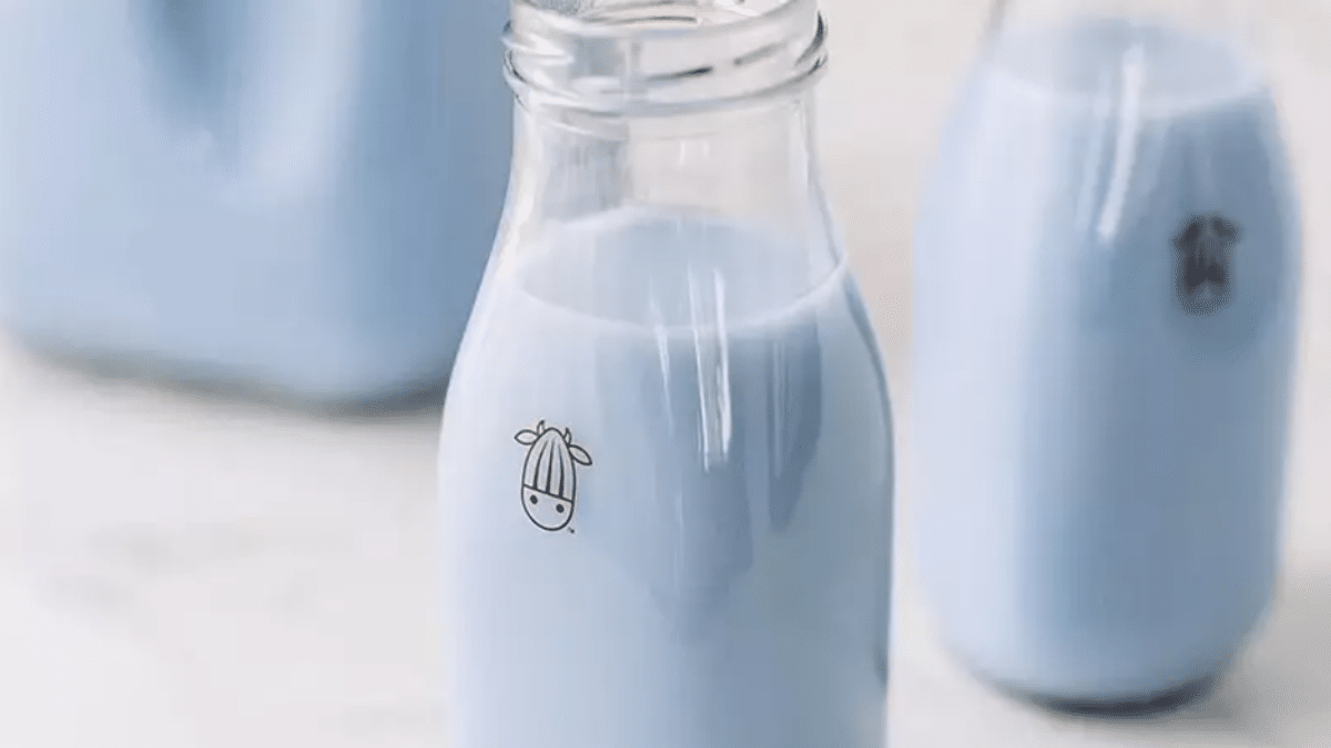 Beat the Summer Heat with a Chilled Blue Spirulina Smoothie Bowl