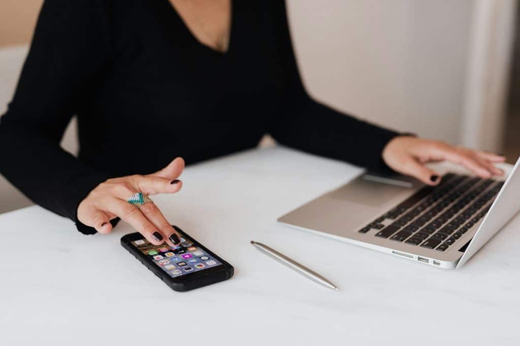 How Mobile Applications Enhance Productivity in Today's Work Environment
