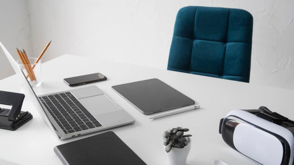 5 Useful Desk Accessories for Your Home Office