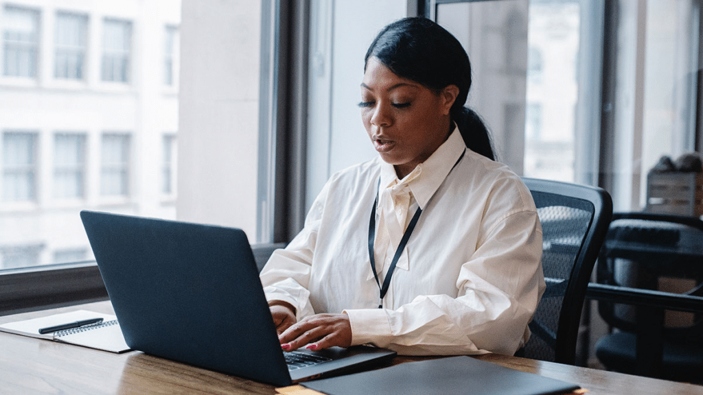 What Are the Responsibilities of a Contract Specialist?