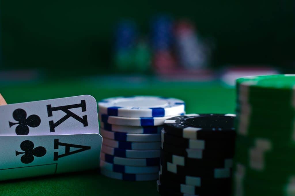 Traditional Online Gambling vs. Social Casinos Which One Really Feels Better?